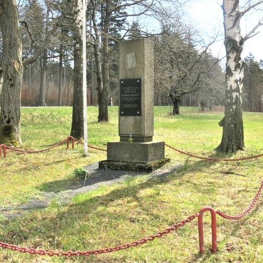 Pomník Oldřichu Novotnému na rozcestí východně od Lipové