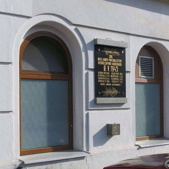 Pomník zabitým v květnu 1945 v ulici 8.května v Lovosicích