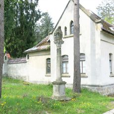 Sloup se sochou Piety u hřbitova ve Vejprtech