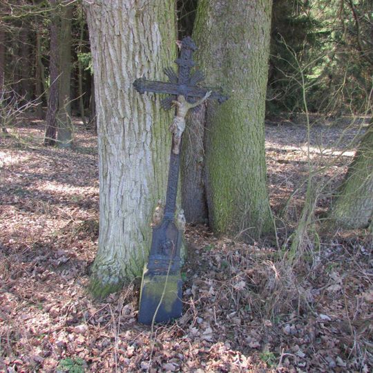 Kříž na kraji lesa jižně od Bácovic