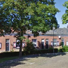 Woonblok van negen dienstwoningen voor personeel van de Stoomtram Maatschappij Breskens-Maldeghem
