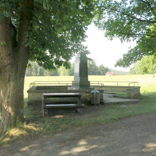 Pomník padlým v 1.světové válce na rozcestí ke hřbitovu v Mezné