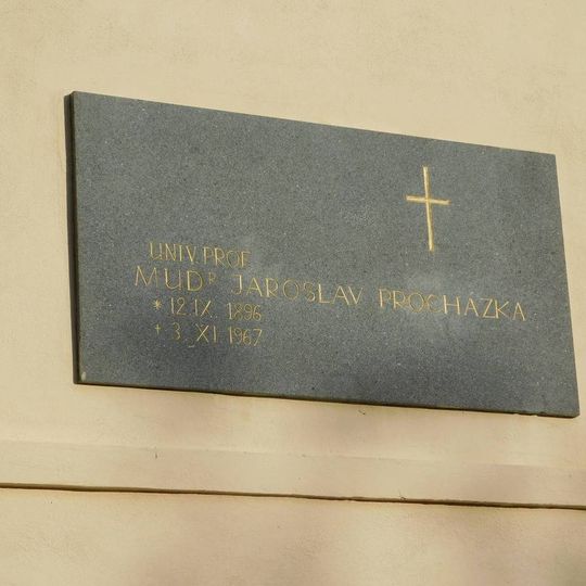 Pamětní deska Jaroslava Procházky na Skleněné vile v Lázních Toušeň