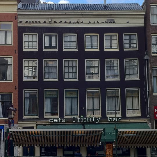 Pand met gevel onder rechte lijst