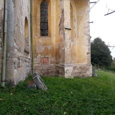 Pamětní deska na kostele ve Vidžíně