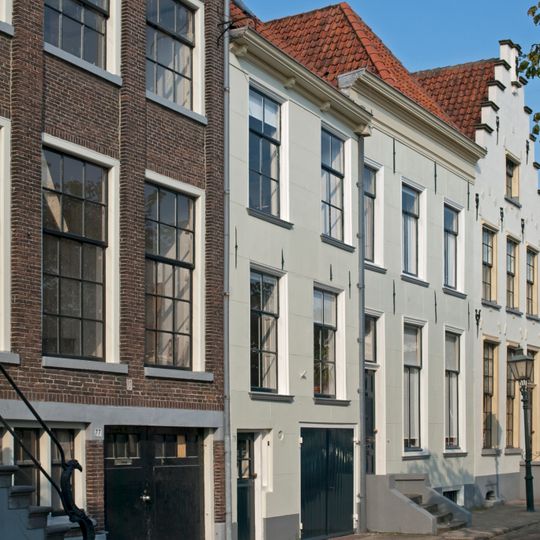 Pand met gepleisterde gevel en rechte kroonlijst