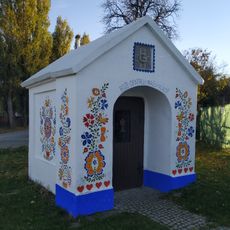 Výklenková kaplička Panny Marie Bolestné v Petrově vpravo od cesty do Plží u železničního přejezdu