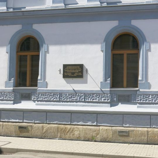 Pamětní deska obětem z řad protikomunistického odboje na domě Poděbradova 638 v Lounech