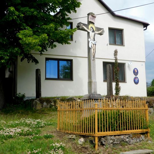 Kříž na návsi v Puklicích