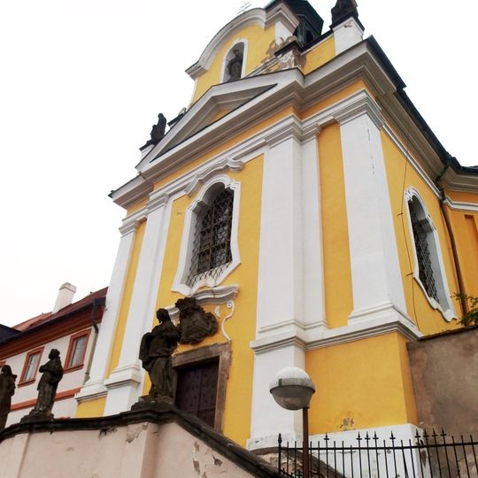 Sochy ve štítě kostela svaté Rodiny a svaté Alžběty v Kadani