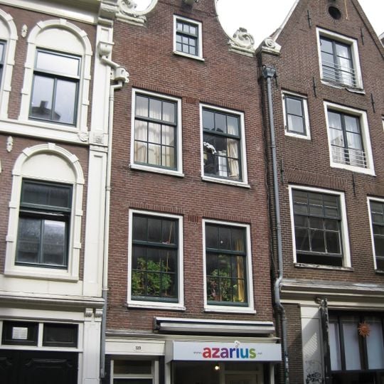 Huis, vanwege de zandstenen afdekkingen van de klokvormige geveltop