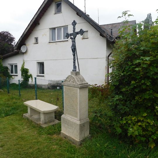 Kříž u domu č. 54 ve Třech Sekerách