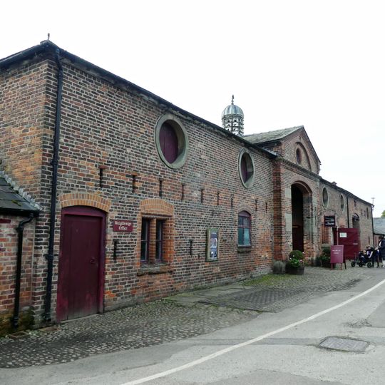 Stable block and barn to Home Farm