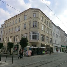 Wohn- und Geschäftshaus in geschlossener Bebauung, Eckhaus Berliner Straße 21 (Schulstraße 5)