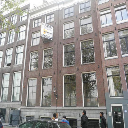 Pand met gevel onder gesneden rechte lijst