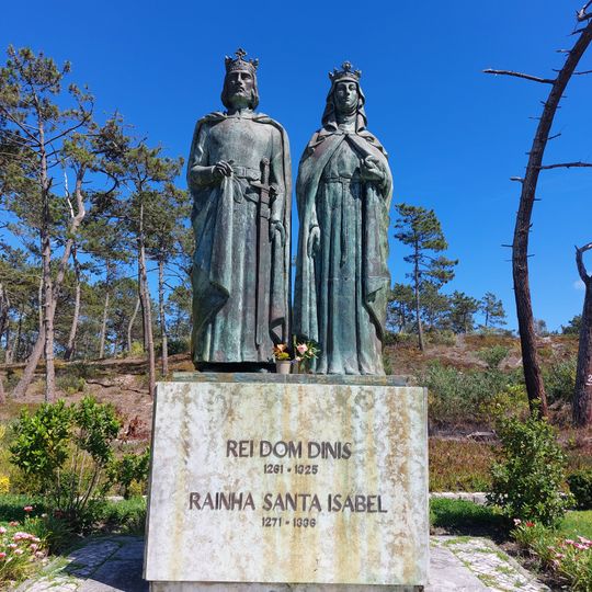 Grupo Escultórico do Rei D. Dinis e da Rainha Santa Isabel