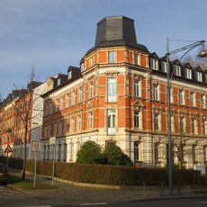 Mietshaus in offener Bebauung in Ecklage mit Vorgarten Reichsstraße 41