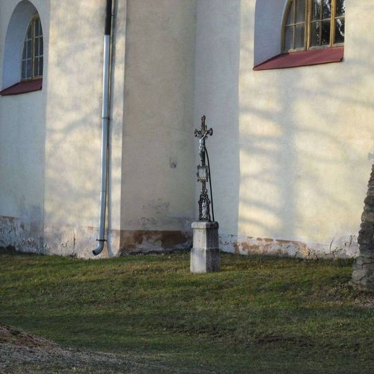 Kříž v Cetorazi u kostela
