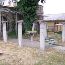 Vila G. Rakottyaya, stĺpy-súbor