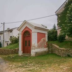 Kaplička v Mladějovicích poblíž kostela