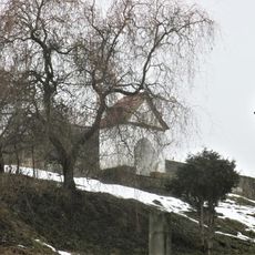 Kaplička v zahradě domu 140 ve Velké Veleni