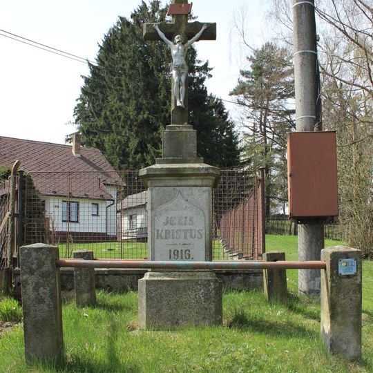 Kříž v Novém Rychnově u zatáčky směrem na Řeženčice