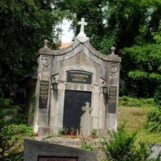 Cintorín sv. Rozálie, hrobka s reliéfmi