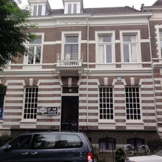 Halfvrijstaand blok van twee herenhuizen met hekwerken, gebouwd in eclectische stijl met neorenaissance invloeden