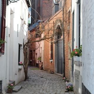 Geheel gevormd door de Sint-Rochuspoort en de Ooievaarsstraat