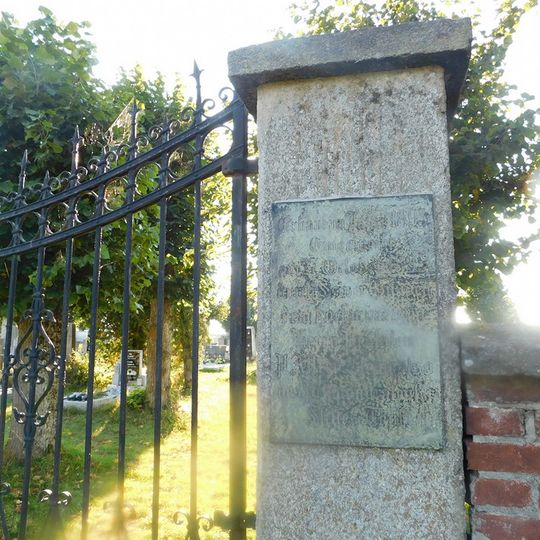 Pamětní deska vpravo na bráně hřbitova v Mnichově