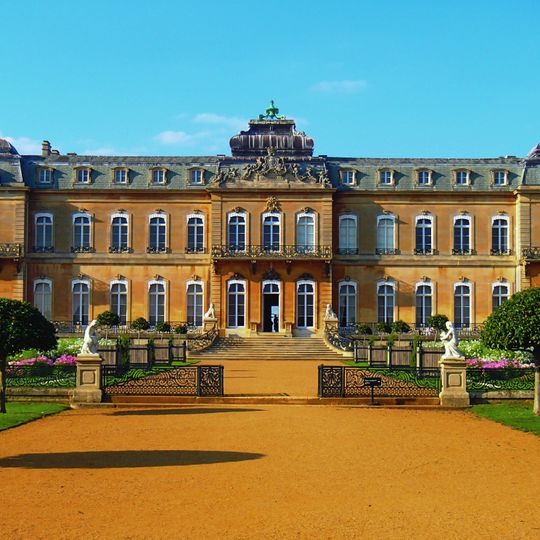 Wrest Park 18th century outbuildings, statues and gardens