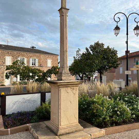 Croix de la place de l'École de Saint-Étienne-la-Varenne