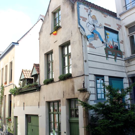 Traditioneel huis en bijgebouw