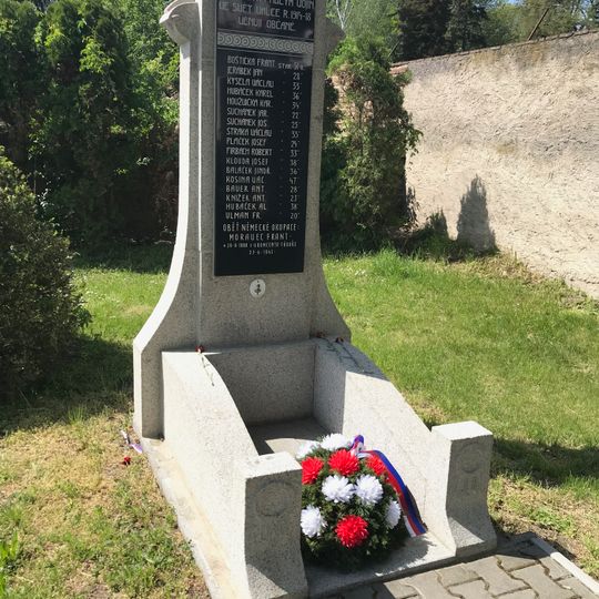 Pomník padlým u zámecké zahrady v Radimi