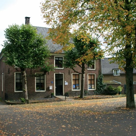 Huis ten oosten van de kerk op de hoek van het kerkplein en de kerkweg