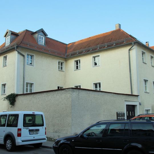 Wohnhaus mit Heiligenfigur
