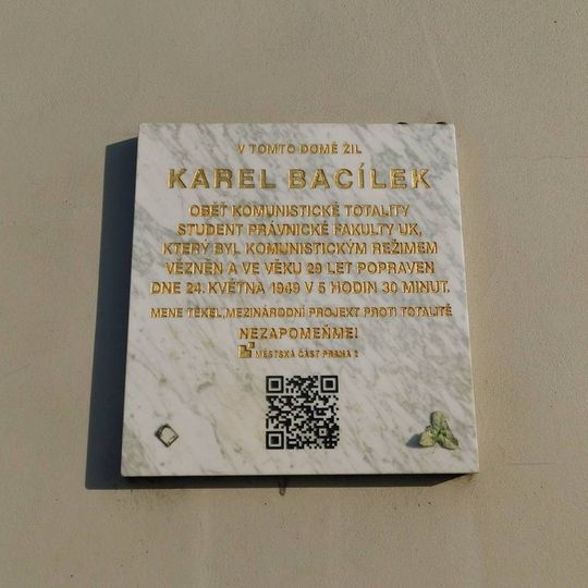 Pamětní deska Karla Bacílka na Rašínově nábřeží v Praze