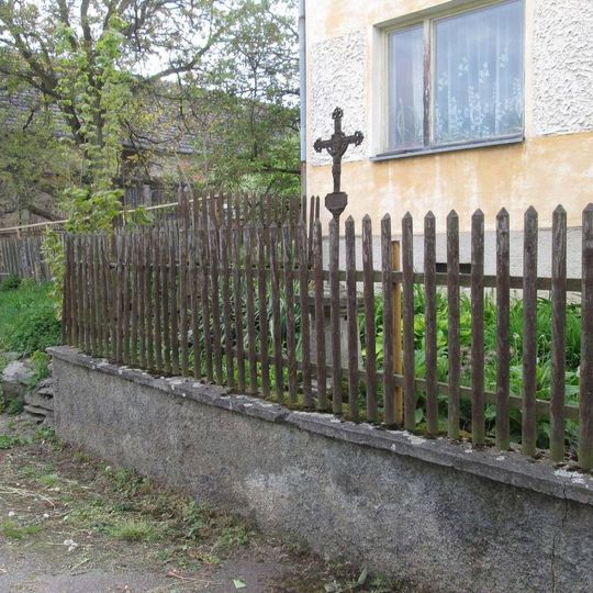 Kříž v Křelovicích na zahradě