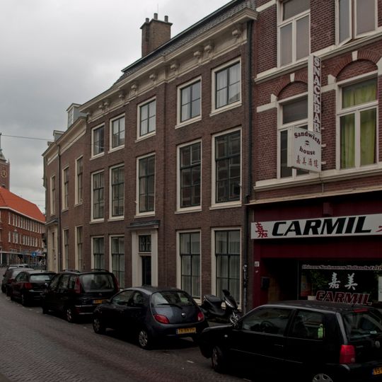 Pand met gevel in Lodewijk XIV stijl