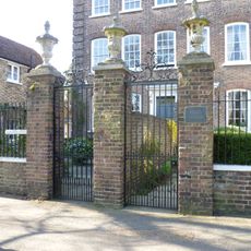 Forecourt Walls, Railings And Gates To Number 4 (essex House) And Number 5 (arnoside House)