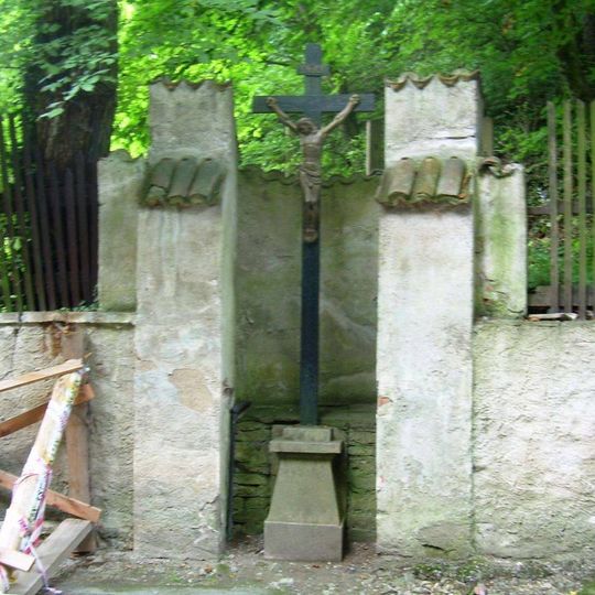 Kříž před vstupem na hrad Karlštejn