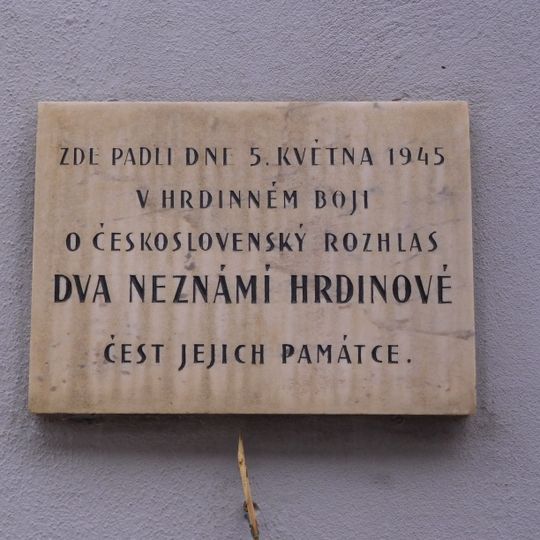 Pamětní deska dvěma neznámým hrdinům v Balbínově ulici v Praze