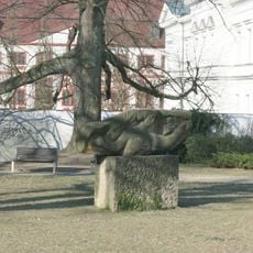 Kamenná plastika Žena s ratolestí v parku Clam-Gallasů v Liberci