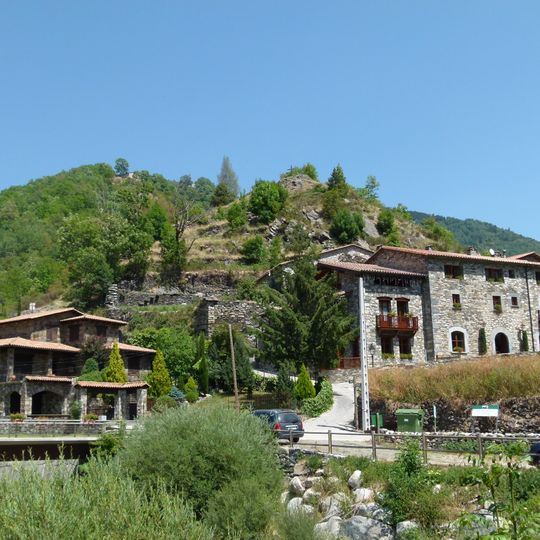 Groupe de maisons anciennes au-dessus du torrent de Vall-llobre