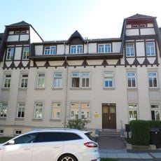 Mietshaus in geschlossener Bebauung mit Vorgarten Otto-Planer-Straße 9
