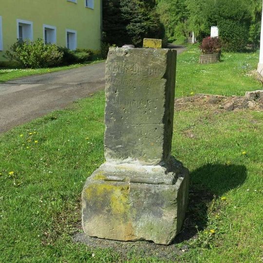 Podstavec ulomeného kříže na návsi v Kletečné