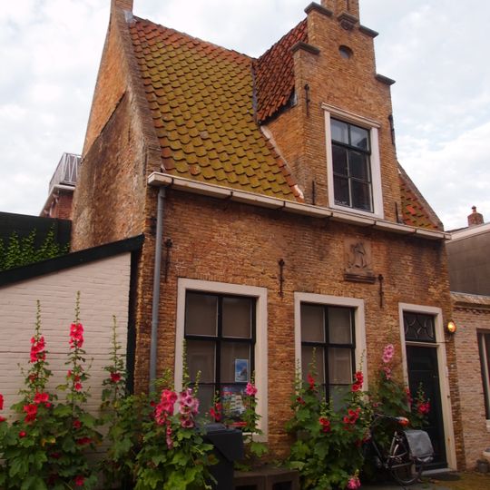 Pandje onder dwarskap met Vlaamse topgevel waarin trapgevel en gevelsteen met schip