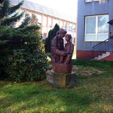 Socha Matka čte synovi u ulice Terezie Brzkové v Plzni