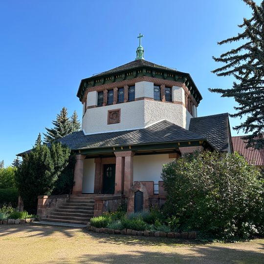 Friedhofskapelle , 15 Grabmale und fünf Grabanlagen bedeutender Rochlitzer Persönlichkeiten sowie Kriegerdenkmale für die Gefallenen des 1. und 2. Weltkrieges Lindenallee, Ecklage zur Schützenstraße