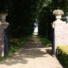 Heemstede: twee hardstenen bekroningen of bakstenen pijlers